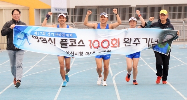 3.1 운동 및 대한민국 임시정부수립 100주년 기념으로 21일 수원 종합운동장에서 열린 '제17회 경기마라톤대회'가 풀코스 100번째 완주였던 이장신씨가 환호를 받으며 결승선을 향해 달려오고 있다. 윤원규 수습기자