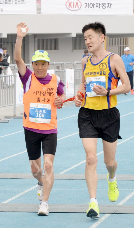 3.1 운동 및 대한민국 임시정부수립 100주년 기념으로 21일 수원 종합운동장에서 열린 '제17회 경기마라톤대회'에서 풀코스에 참가한 시각장애인선수와 가이드러너가 함께 완주를 하며 결승전을 통과하고 있다. 윤원규 수습기자