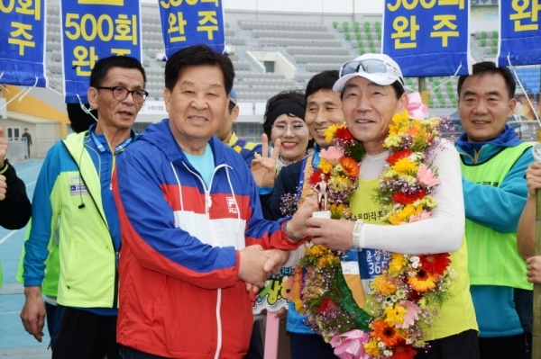 3.1 운동 및 대한민국 임시정부수립 100주년 기념으로 21일 수원 종합운동장에서 열린 '제17회 경기마라톤대회'가 풀코스 500번째 완주였던 윤상현씨가 경기일보 신항철 대표이사 사장과 함께 기념촬영을 하고 있다. 윤원규 수습기자