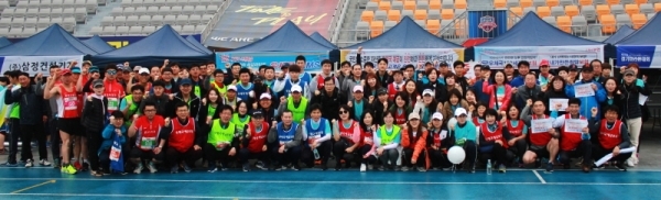 3.1 운동 및 대한민국 임시정부수립 100주년 기념으로 21일 수원 종합운동장에서 열린 '제17회 경기마라톤대회'에서 경인지방우정청 소속원들이 부스앞에서 기념촬영을 하고 있다. 윤원규 수습기자