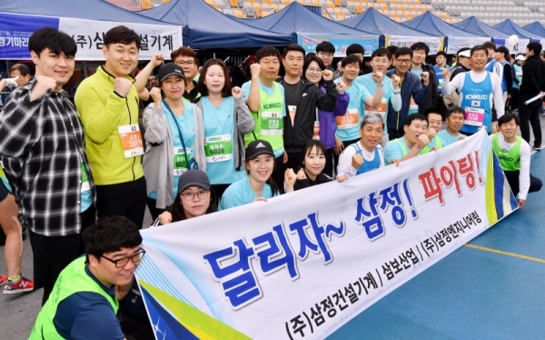21일 수원종합운동장에서 열린 '제17회 경기마라톤대회'에 참가한 (주)삼정건설기계 임직원들. 2만여 명의 선수 및 자원봉사자 등이 함께 한 이번 대회는 경기일보 주최, 경기도 육상연맹, 수원시 육상연맹 등이 주관했다. 김시범기자