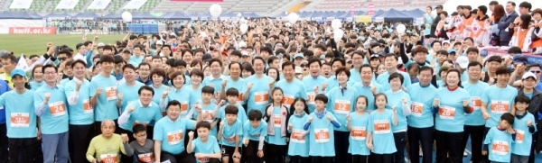 '제17회 경기마라톤대회'가 열린 21일 수원종합운동장에서 김희겸 경기도 행정1부지사, 염태영 수원시장, 김진표, 백혜련, 김영진 국회의원, 안혜영 경기도의회 부의장, 조명자 수원시의회 의장, 박덕순 화성시 부시장, 경기일보 신선철 회장, 신항철 대표이사 사장, 박상현 도체육회 사무처장 등 참석자들이 출발전 파이팅을 외치고 있다. 2만여 명의 선수 및 자원봉사자 등이 함께 한 이번 대회는 경기일보 주최, 경기도 육상연맹, 수원시 육상연맹 등이 주관했다. 김시범기자