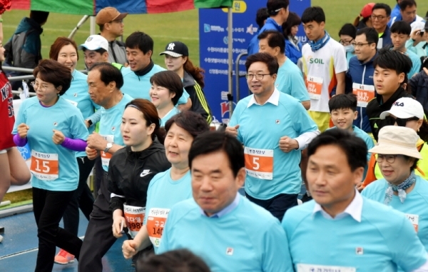21일 수원종합운동장에서 열린 '제17회 경기마라톤대회'에 참가한 염태영 수원시장, 조명자 수원시의회 의장 등이 선수들과 함께 힘차게 출발하고 있다. 2만여 명의 선수 및 자원봉사자 등이 함께 한 이번 대회는 경기일보 주최, 경기도 육상연맹, 수원시 육상연맹 등이 주관했다. 김시범기자
