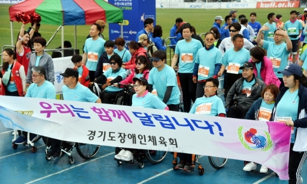 21일 수원종합운동장에서 열린 '제17회 경기마라톤대회'에 장애인들이 비장애인들과 함께 달리고 있다. 2만여 명의 선수 및 자원봉사자 등이 함께 한 이번 대회는 경기일보 주최, 경기도 육상연맹, 수원시 육상연맹 등이 주관했다. 김시범기자