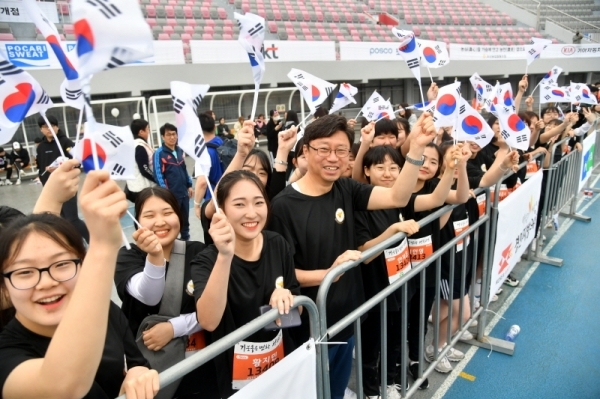 21일 수원종합운동장에서 열린 '제17회 경기마라톤대회'에서 삼일공업고교 학생들이 태국기를 흔들며  출발하는 선수들을 응원하고 있다. 2만여 명의 선수 및 자원봉사자 등이 함께 한 이번 대회는 경기일보 주최, 경기도 육상연맹, 수원시 육상연맹 등이 주관했다. 김시범기자