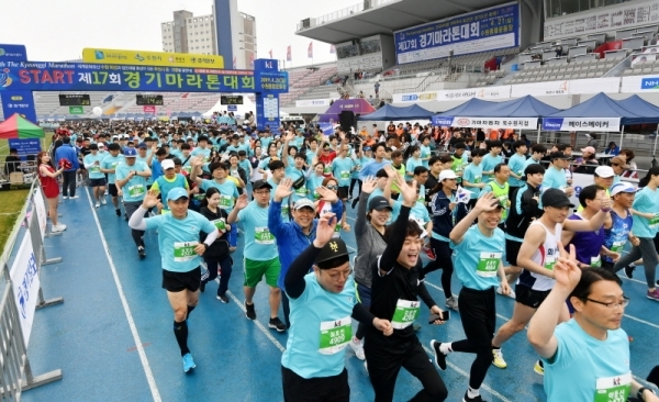 21일 수원종합운동장에서 열린 '제17회 경기마라톤대회'에서 각 코스별 출전자들이 힘차게 출발하고 있다. 2만여 명의 선수 및 자원봉사자 등이 함께 한 이번 대회는 경기일보 주최, 경기도 육상연맹, 수원시 육상연맹 등이 주관했다. 김시범기자
