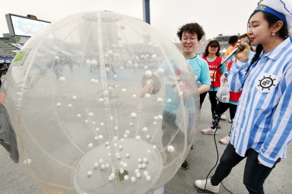 21일 수원종합운동장에서 열린 '제17회 경기마라톤대회'에서 참가자들이 다양한 부대행사에 참여하고 있다. 2만여 명의 선수 및 자원봉사자 등이 함께 한 이번 대회는 경기일보 주최, 경기도 육상연맹, 수원시 육상연맹 등이 주관했다. 김시범기자