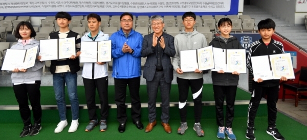 21일 수원종합운동장에서 열린 '제17회 경기마라톤대회'에서 경기일보 최종식 기획관리이사가 경기도 육상꿈나무들에게 장학금을 전달하고 있다. 2만여 명의 선수 및 자원봉사자 등이 함께 한 이번 대회는 경기일보 주최, 경기도 육상연맹, 수원시 육상연맹 등이 주관했다. 김시범기자