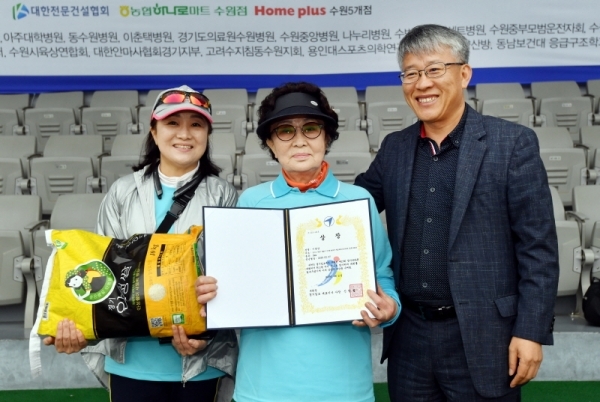 21일 수원종합운동장에서 열린 '제17회 경기마라톤대회'에서 경기일보 최종식 기획관리이사가 여자 최고령 참가자 시상을 하고 있다. 2만여 명의 선수 및 자원봉사자 등이 함께 한 이번 대회는 경기일보 주최, 경기도 육상연맹, 수원시 육상연맹 등이 주관했다. 김시범기자