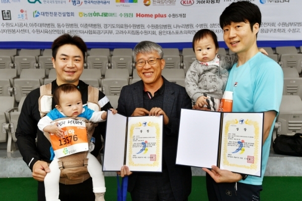 21일 수원종합운동장에서 열린 '제17회 경기마라톤대회'에서 경기일보 최종식 기획관리이사가 최연소 참가자 시상을 하고 있다. 2만여 명의 선수 및 자원봉사자 등이 함께 한 이번 대회는 경기일보 주최, 경기도 육상연맹, 수원시 육상연맹 등이 주관했다. 김시범기자