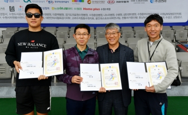 21일 수원종합운동장에서 열린 '제17회 경기마라톤대회'에서 경기일보 최종식 기획관리이사가 남자 5km 입상자 시상을 하고 있다. 2만여 명의 선수 및 자원봉사자 등이 함께 한 이번 대회는 경기일보 주최, 경기도 육상연맹, 수원시 육상연맹 등이 주관했다. 김시범기자