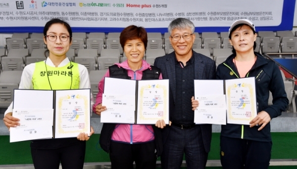 21일 수원종합운동장에서 열린 '제17회 경기마라톤대회'에서 경기일보 최종식 기획관리이사가 여자 5km 입상자 시상을 하고 있다. 2만여 명의 선수 및 자원봉사자 등이 함께 한 이번 대회는 경기일보 주최, 경기도 육상연맹, 수원시 육상연맹 등이 주관했다. 김시범기자