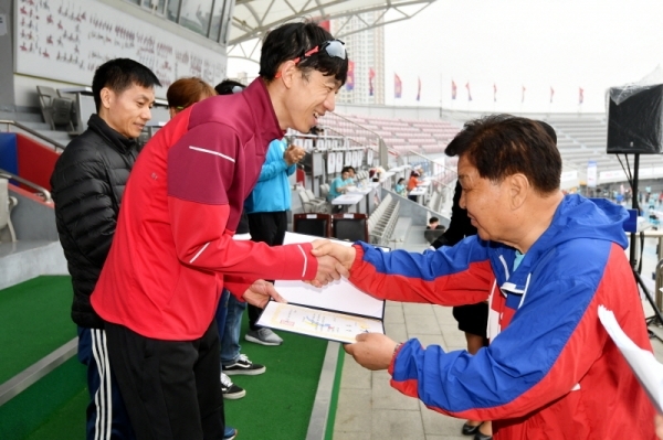 21일 수원종합운동장에서 열린 '제17회 경기마라톤대회'에서 경기일보 신항철 대표이사 사장이 각 코스별 입상자 시상을 하고 있다. 2만여 명의 선수 및 자원봉사자 등이 함께 한 이번 대회는 경기일보 주최, 경기도 육상연맹, 수원시 육상연맹 등이 주관했다. 김시범기자