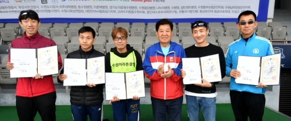 21일 수원종합운동장에서 열린 '제17회 경기마라톤대회'에서 경기일보 신항철 대표이사 사장이 남자 10km 입상자 시상을 하고 있다. 2만여 명의 선수 및 자원봉사자 등이 함께 한 이번 대회는 경기일보 주최, 경기도 육상연맹, 수원시 육상연맹 등이 주관했다. 김시범기자