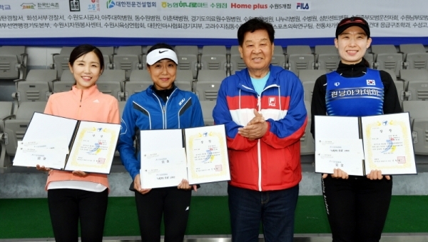 21일 수원종합운동장에서 열린 '제17회 경기마라톤대회'에서 경기일보 신항철 대표이사 사장이 여자 10km 입상자 시상을 하고 있다. 2만여 명의 선수 및 자원봉사자 등이 함께 한 이번 대회는 경기일보 주최, 경기도 육상연맹, 수원시 육상연맹 등이 주관했다. 김시범기자
