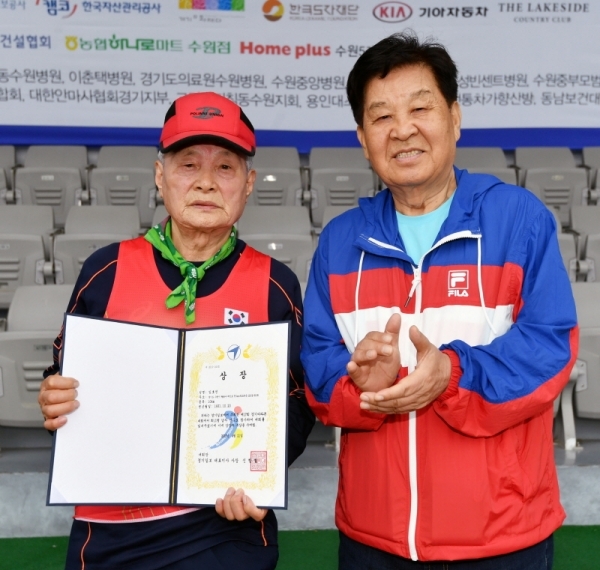 21일 수원종합운동장에서 열린 '제17회 경기마라톤대회'에서 경기일보 신항철 대표이사 사장이 남자 최고령 참가자 시상을 하고 있다. 2만여 명의 선수 및 자원봉사자 등이 함께 한 이번 대회는 경기일보 주최, 경기도 육상연맹, 수원시 육상연맹 등이 주관했다. 김시범기자