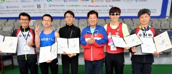 21일 수원종합운동장에서 열린 '제17회 경기마라톤대회'에서 경기일보 신항철 대표이사 사장이 남자 하프코스 입상자 시상을 하고 있다. 2만여 명의 선수 및 자원봉사자 등이 함께 한 이번 대회는 경기일보 주최, 경기도 육상연맹, 수원시 육상연맹 등이 주관했다. 김시범기자