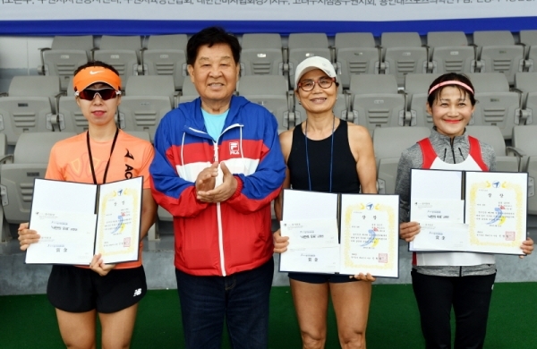 21일 수원종합운동장에서 열린 '제17회 경기마라톤대회'에서 경기일보 신항철 대표이사 사장이 여자 하프코스 입상자 시상을 하고 있다. 2만여 명의 선수 및 자원봉사자 등이 함께 한 이번 대회는 경기일보 주최, 경기도 육상연맹, 수원시 육상연맹 등이 주관했다. 김시범기자