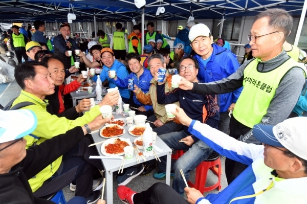 21일 수원종합운동장에서 열린 '제17회 경기마라톤대회'에서 코스를 완주한 참가자들이 동료들과 음식을 나누며 즐거워하고 있다. 2만여 명의 선수 및 자원봉사자 등이 함께 한 이번 대회는 경기일보 주최, 경기도 육상연맹, 수원시 육상연맹 등이 주관했다. 김시범기자