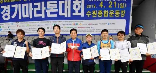 21일 수원종합운동장에서 열린 '제17회 경기마라톤대회'에서 경기일보 신항철 대표이사 사장이 남자 풀코스 입상자 시상을 하고 있다. 2만여 명의 선수 및 자원봉사자 등이 함께 한 이번 대회는 경기일보 주최, 경기도 육상연맹, 수원시 육상연맹 등이 주관했다. 김시범기자
