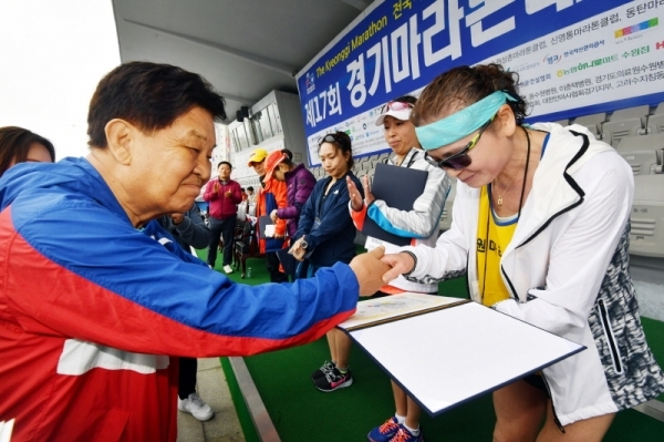 21일 수원종합운동장에서 열린 '제17회 경기마라톤대회'에서 경기일보 신항철 대표이사 사장이 각 코스별 입상자 시상을 하고 있다. 2만여 명의 선수 및 자원봉사자 등이 함께 한 이번 대회는 경기일보 주최, 경기도 육상연맹, 수원시 육상연맹 등이 주관했다. 김시범기자