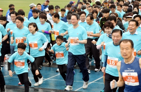 21일 수원종합운동장에서 열린 '제17회 경기마라톤대회'에서 김희겸 경기도 행정1부지사, 안혜영 경기도의회 부의장 등이 선수들과 함께 출발하고 있다. 2만여 명의 선수 및 자원봉사자 등이 함께 한 이번 대회는 경기일보 주최, 경기도 육상연맹, 수원시 육상연맹 등이 주관했다. 김시범기자