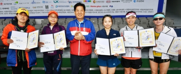 21일 수원종합운동장에서 열린 '제17회 경기마라톤대회'에서 경기일보 신항철 대표이사 사장이 여자 풀코스 입상자 시상을 하고 있다. 2만여 명의 선수 및 자원봉사자 등이 함께 한 이번 대회는 경기일보 주최, 경기도 육상연맹, 수원시 육상연맹 등이 주관했다. 김시범기자
