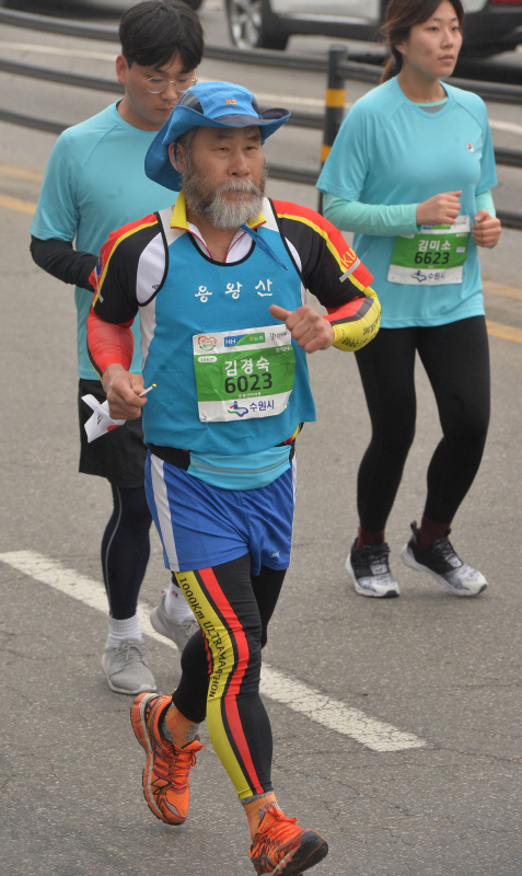 한 참가 선수가 노익장을 과시하며 달리고 있다.조주현기자