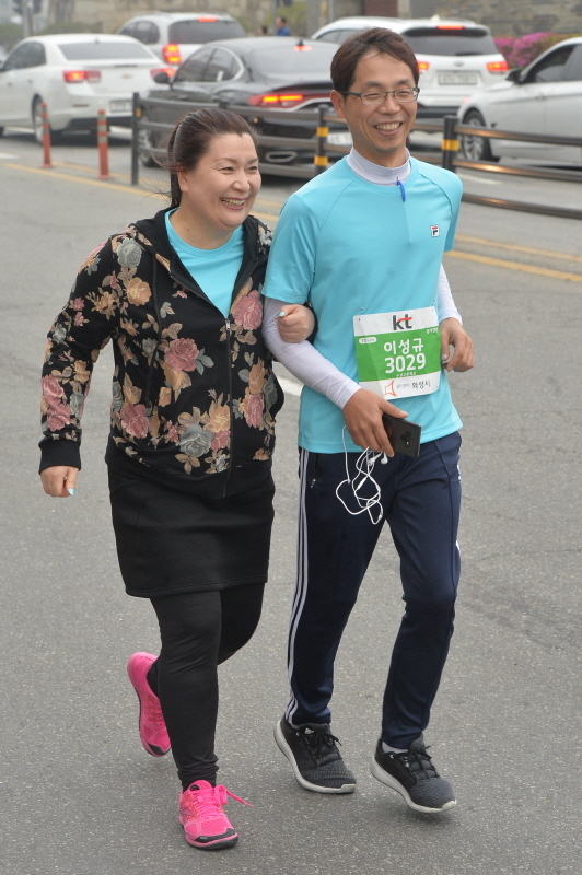 한 부부 참가자가 팔짱을 끼고 달리고 있다.조주현기자