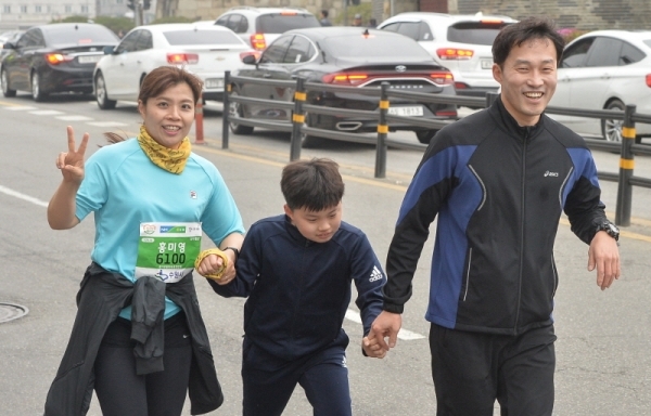 가족 단위 참가 선수들이 손을 잡고 달리고 있다.조주현기자