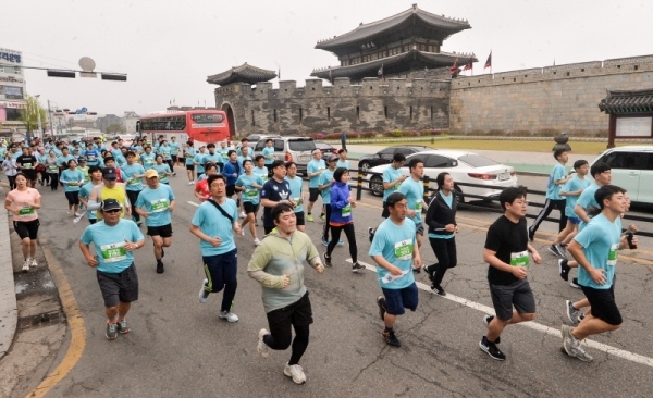 제17회 경기 마라톤 대회가 열린 21일 오전 10KM 부문 참가 선수들이 힘찬 발걸음으로 장안문 앞을 지나고 있다.조주현기자