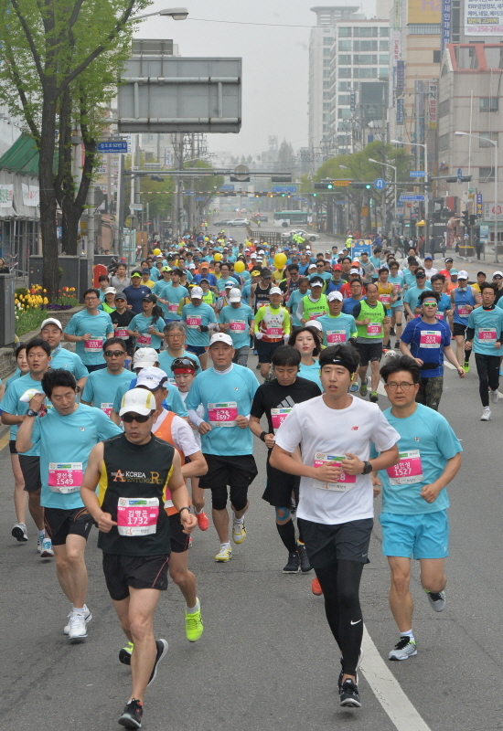 하프코스 참가 선수들이 장안로터리를 향해 힘차게 달려오고 있다.조주현기자