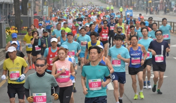 하프코스 참가 선수들이 장안로터리를 향해 힘차게 달려오고 있다.조주현기자