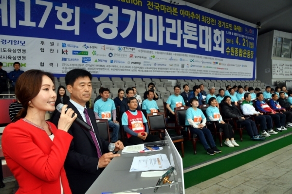 제17회 경기마라톤대회가 21일 수원 종합운동장에서 김희겸 경기도 행정1부지사, 염태영 수원시장, 박덕순 회성시 부시장, 김진표, 김영진, 박혜련 국회의원, 경기일보 신선철 회장, 신항철 대표이사 사장 등 내빈과 풀코스, 하프코스, 10KM, 5KM 부문에 2만여 명의 마라토너와 가족들이 참여한 가운데 개최됐다 .전형민기자