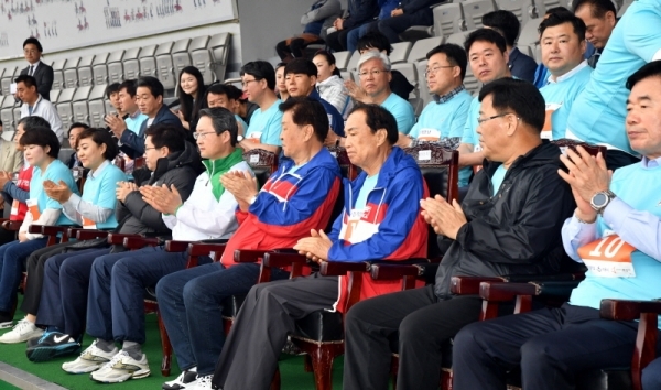 21일 수원 종합운동장에서 열린 제17회 경기마라톤대회에서 김희겸 경기도 행정1부지사, 염태영 수원시장, 박덕순 화성시 부시장. 김진표, 김영진, 박혜련 국회의원, 경기일보 신선철 회장, 신항철 대표이사 사장 등 참석자들이 박수를 치고 있다. 전형민기자