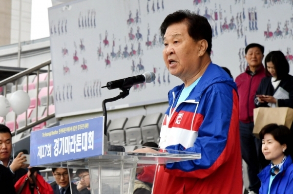 21일 수원 종합운동장에서 열린 제17회 경기마라톤대회에서 신항철 경기일보 대표이사 사장이 대회사를 하고 있다. 전형민기자