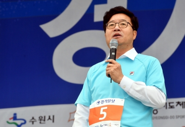 21일 수원 종합운동장에서 열린 제17회 경기마라톤대회에서  염태영 수원시장이 환영사를 하고 있다. 전형민기자