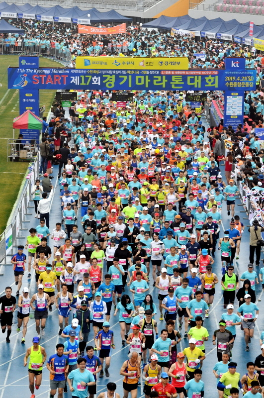 21일 수원 종합운동장에서 열린 제17회 경기마라톤대회에서 각 부문 참가자들이 출발 총성과 함께 힘차게 출발 하고 있다. 이날 대회에는 풀코스, 하프코스, 10KM, 5KM 부문에 2만여 명의 마라토너와 가족들이 참여했다.전형민기자