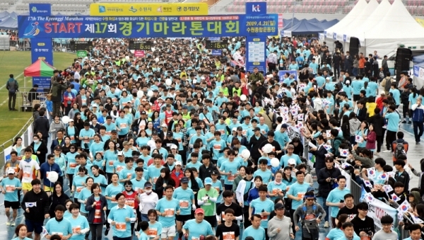 21일 수원 종합운동장에서 열린 제17회 경기마라톤대회에서 각 부문 참가자들이 출발 총성과 함께 힘차게 출발 하고 있다. 이날 대회에는 풀코스, 하프코스, 10KM, 5KM 부문에 2만여 명의 마라토너와 가족들이 참여했다.전형민기자