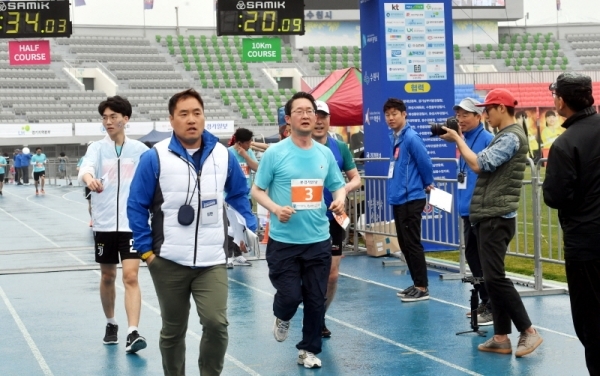 21일 수원 종합운동장에서 열린 제17회 경기마라톤대회에서 김희겸 경기도 행정1부지사가 5km코스를 완주 후 결승 선에 골인하고 있다. 전형민기자