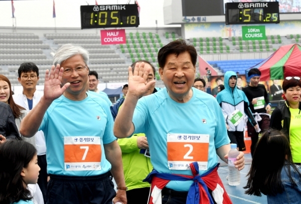 21일 수원 종합운동장에서 열린 제17회 경기마라톤대회에서  신항철 경기일보 대표이사 사장과 이민우 경기신용보증재단 이사장이 5km 코스를 완주 후 손을 들어 인사 하고 있다. 전형민기자