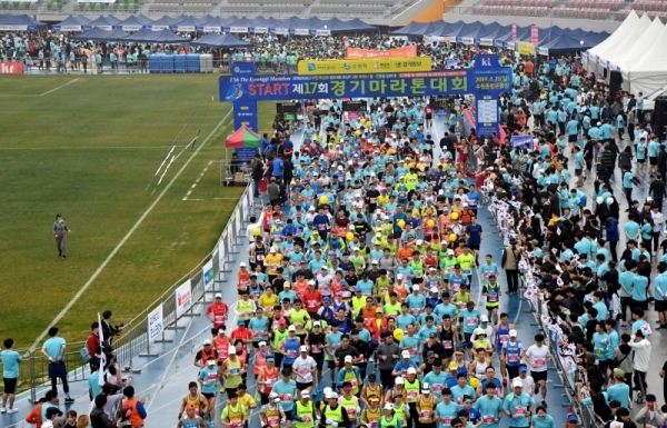 21일 수원 종합운동장에서 열린 제17회 경기마라톤대회에서 각 부문 참가자들이 출발 총성과 함께 힘차게 출발 하고 있다. 이날 대회에는 풀코스, 하프코스, 10KM, 5KM 부문에 2만여 명의 마라토너와 가족들이 참여했다.전형민기자
