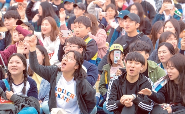 20일 인천대공원 일원에서 열린 위기가정ㆍ범죄피해자를 돕기 위한 ‘2019 함께 걷자 인천페스타’ 나눔대축제에서 참가자들이 공연을 관람하며 환호하고 있다. 조주현기자