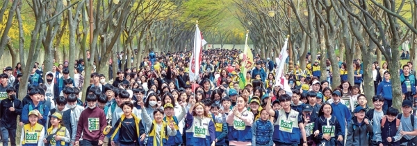 20일 인천대공원 일원에서 열린 위기가정ㆍ범죄피해자를 돕기 위한 ‘2019 함께 걷자 인천페스타’행사에 참석한 5천여명의 시민, 학생, 적십자 자원봉사자들이 한마음 한뜻으로 어려운 이웃을 생각하며 발걸음을 옮기고 있다. 조주현기자
