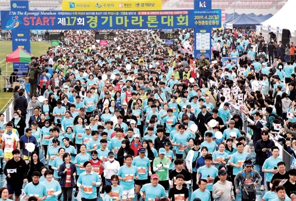 ‘제17회 경기마라톤대회’가 열린 21일 수원종합운동장에서 각 코스별 참가자들이 힘차게 출발하고 있다. 2만여 명의 선수와 가족, 자원봉사자 등이 함께 한 이번 대회는 경기일보 주최, 경기도 육상연맹, 수원시육상연맹 등이 주관했다. 특별취재반