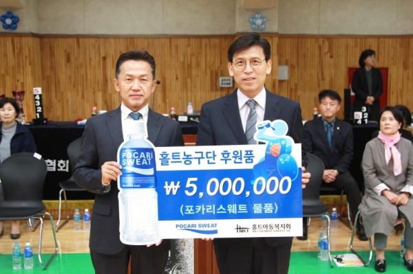 양동영 동아오츠카 대표이사 사장(왼쪽)과 김호현 홀트아동복지회 회장이 기념촬영을 하고있다.동아오츠카 제공