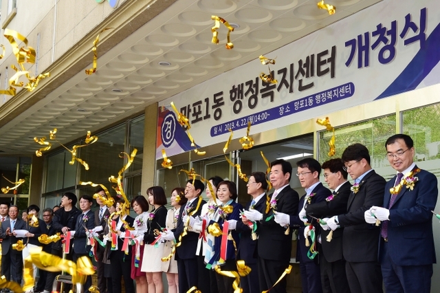 수원시 관계자들이 망포1동 행정복지센터 임시청사 앞에서 개청을 축하하고 있다. 수원시 제공