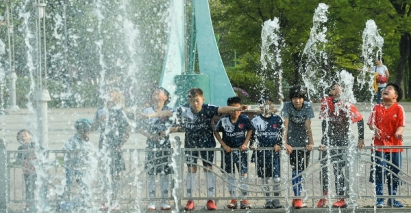때이른 초여름 날씨를 보인 22일 오후 인천 남동구 간석동 중앙근린공원 분수대 앞에서 어린이들이 시원하게 솟아오르는 물줄기를 보며 더위를 식히고 있다.조주현기자