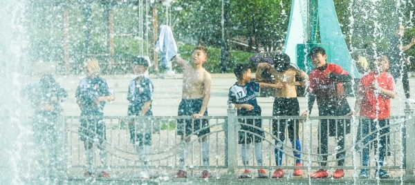 때이른 초여름 날씨를 보인 22일 오후 인천 남동구 간석동 중앙근린공원 분수대 앞에서 어린이들이 시원하게 솟아오르는 물줄기를 보며 더위를 식히고 있다.조주현기자