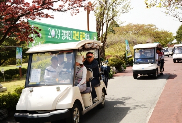 22일 용인 골드 CC에서 열린 2019 경제인 자선골프대회에 함께한 참가자들이 골프대회를 진행하기 위해 각 홀로 이동하고 있다. 윤원규 수습기자